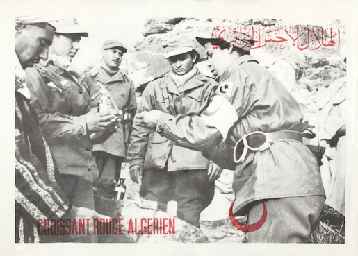 Image: – Anonyme, Croissant-Rouge algérien, Algérie, vers 1960. Dépôt CICR. Musée international de la Croix-Rouge et du Croissant-Rouge, Genève.